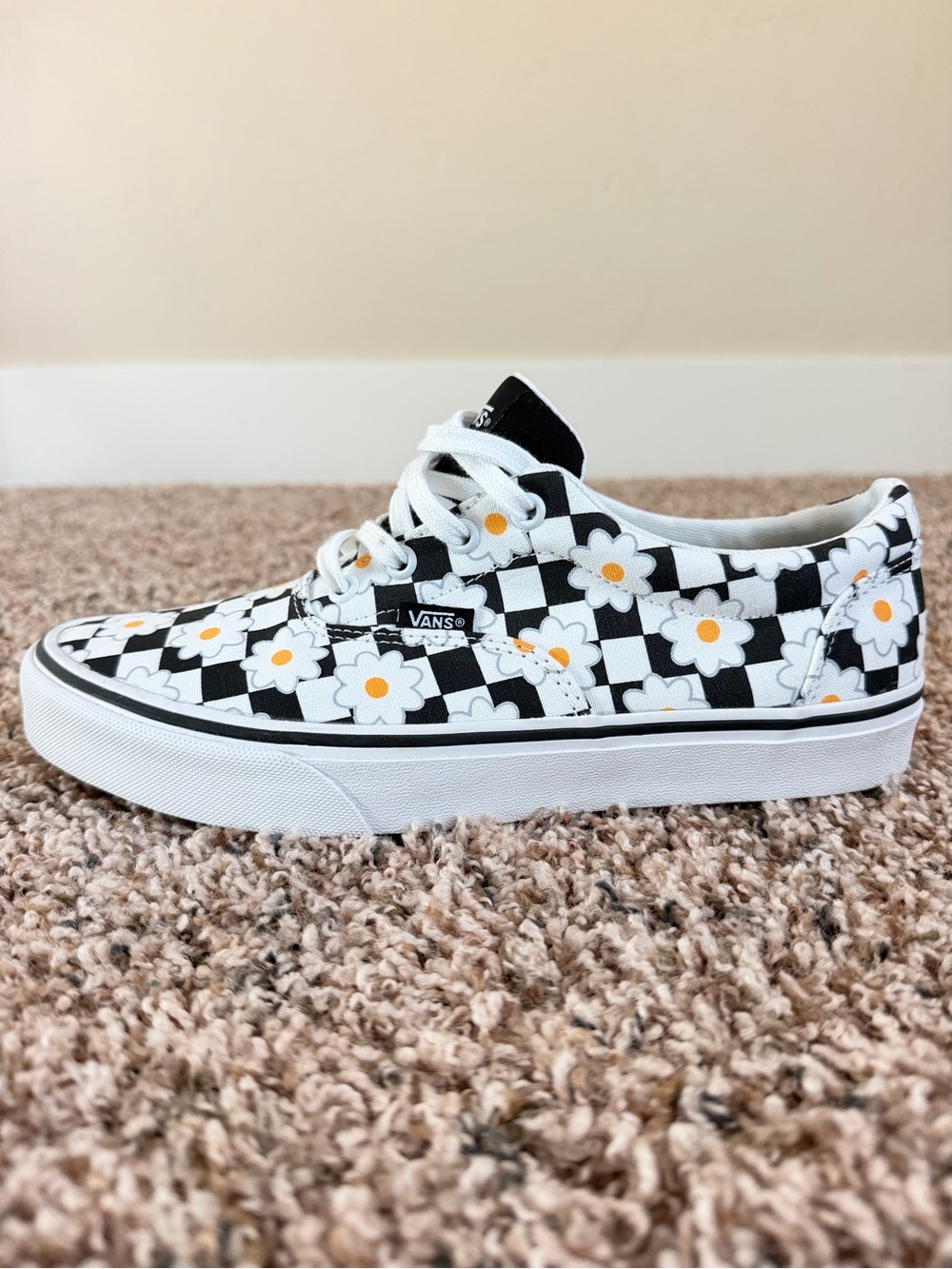 Vans Women's Checkerboard Daisy Low-Top Sneakers Black/White/Yellow, size 9 NWOB